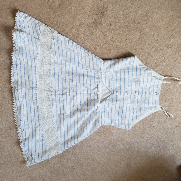 Beautiful lace overlay dress - Picture 4 of 6